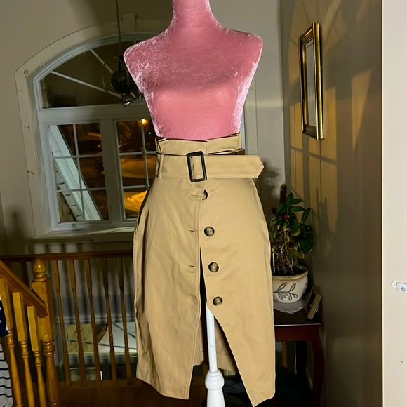 H&M tan high waisted midi skirt with slit in front of and belt - Picture 1 of 3